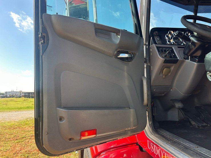 2012-peterbilt-386-image-22