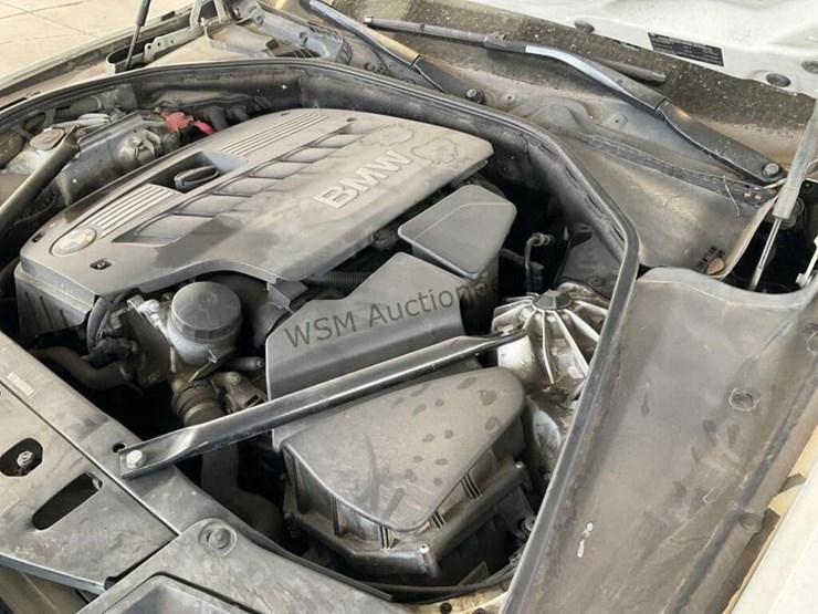 2011-bmw-528i-sdn-image-10