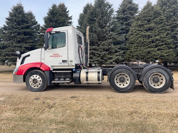 2015-volvo-vnl-semi-image-26