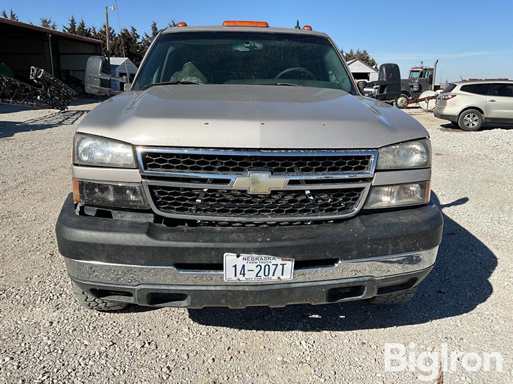 2006-chevrolet-silverado-2500-image-2