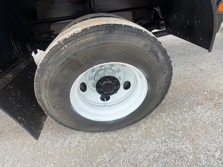 2002-peterbilt-330-image-14