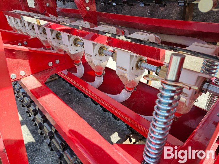 2025-massey-ferguson-730-image-18