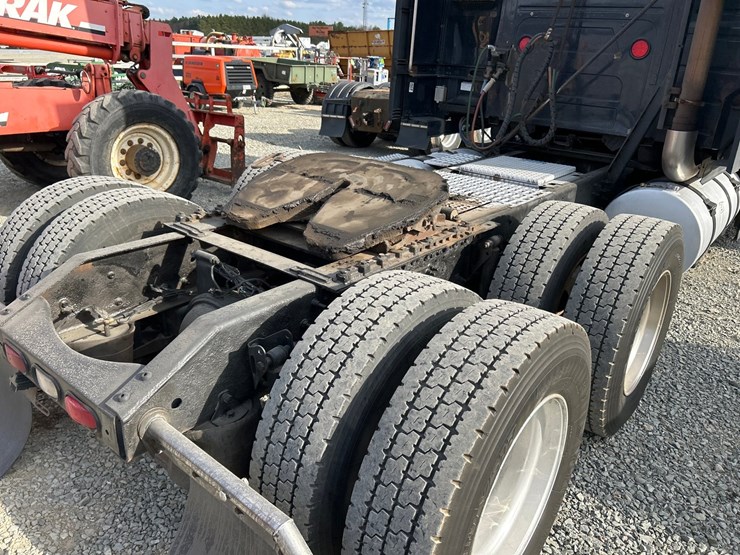 2009-volvo-10-image-20