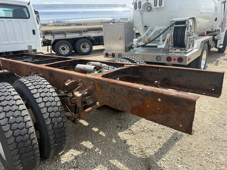 #1174-•-2015-freightliner-cab-and-chassis-image-32