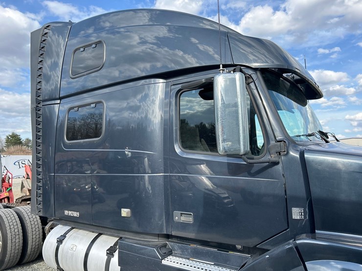 2009-volvo-10-image-14