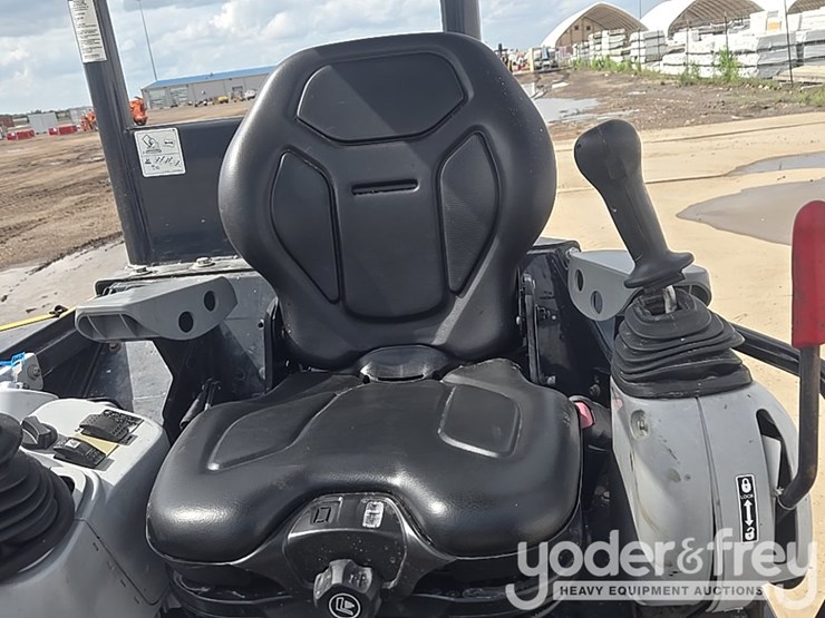 2019-deere-35g-image-54