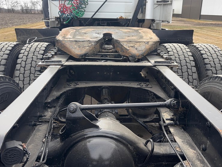 2015-volvo-vnl-semi-image-10