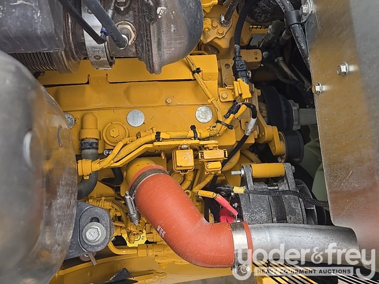 2021-deere-410l-image-45