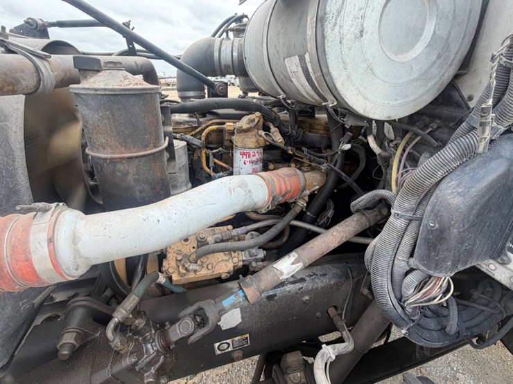 2002-peterbilt-330-image-12