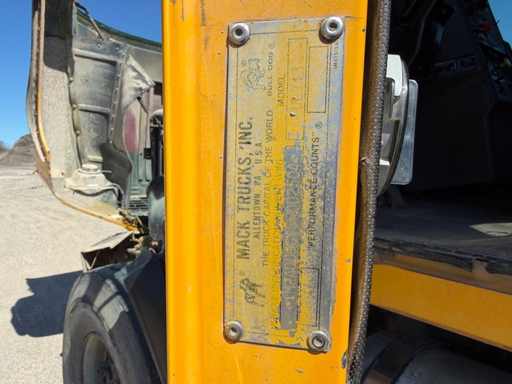 1995-mack-cl713-image-64