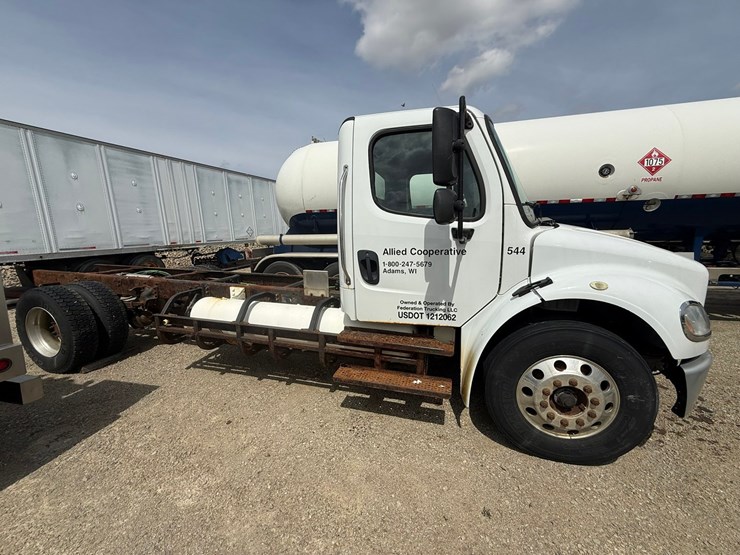 #1174-•-2015-freightliner-cab-and-chassis-image-7