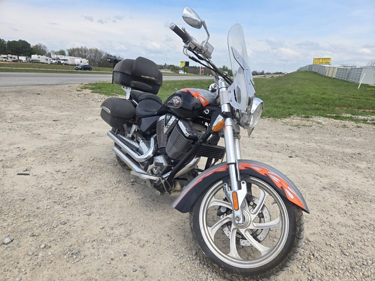 #23348-•-2006-victory-kingpin-motorcycle-image-1