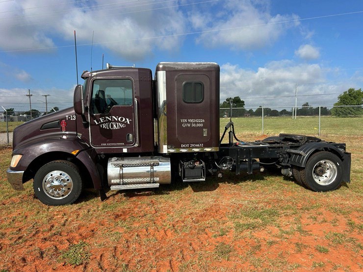 2009-kenworth-t300-image-1
