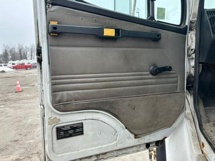 2004-freightliner-fl80-image-29