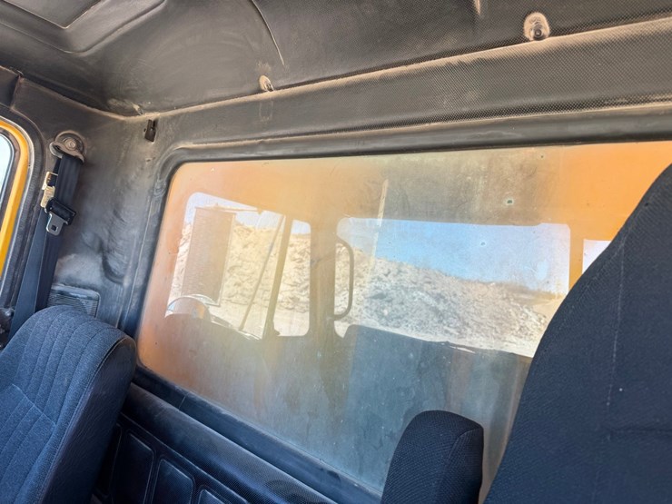 1995-mack-cl713-image-54