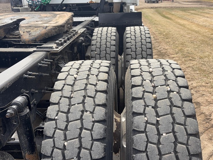 2015-volvo-vnl-semi-image-11