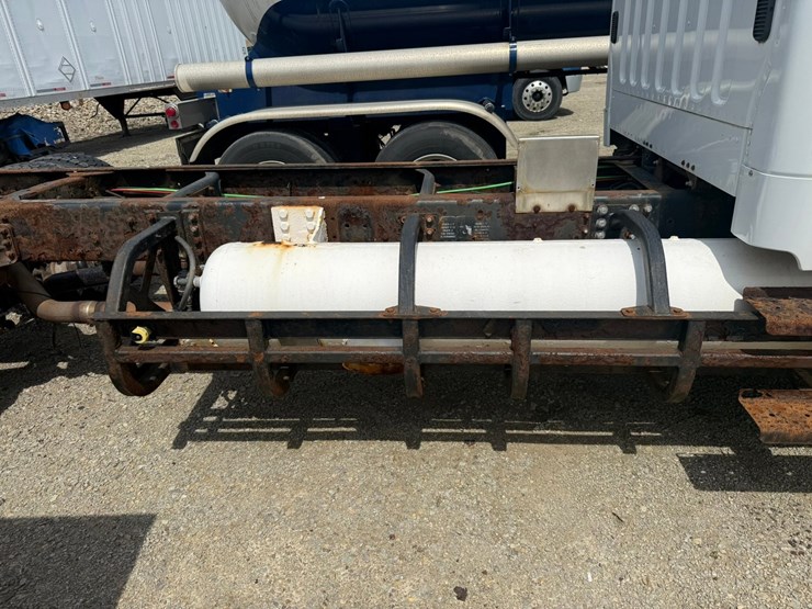 #1174-•-2015-freightliner-cab-and-chassis-image-35