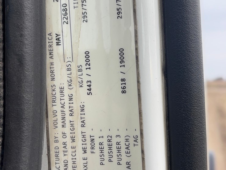 2015-volvo-vnl-semi-image-14