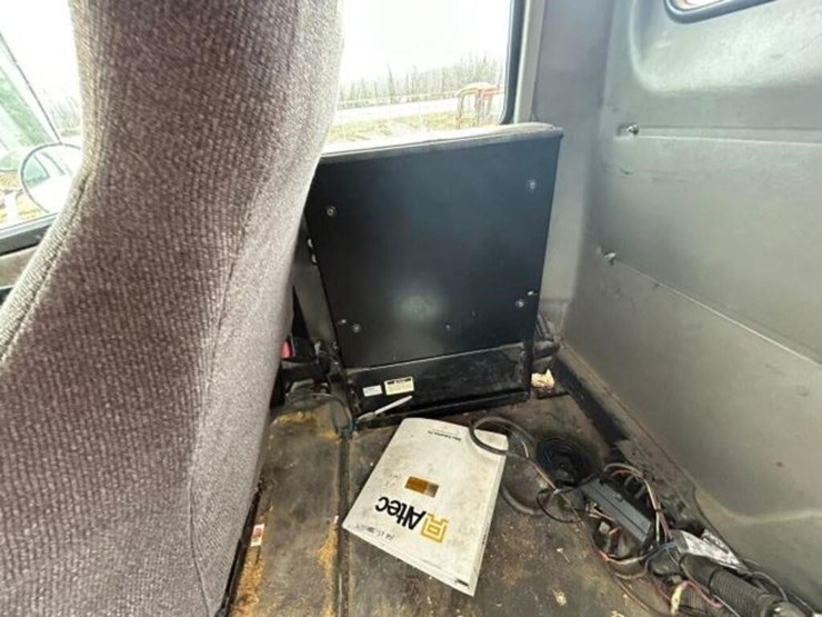 2004-freightliner-fl80-image-27