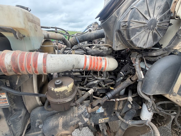 2012-peterbilt-337-image-12