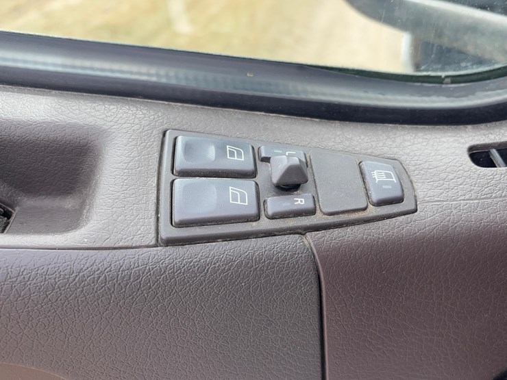 2015-volvo-vnl-semi-image-24