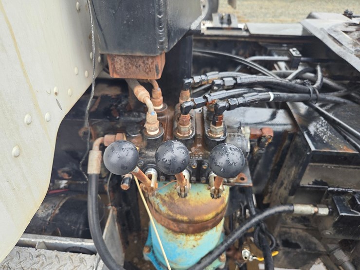 1995-peterbilt-357-image-25