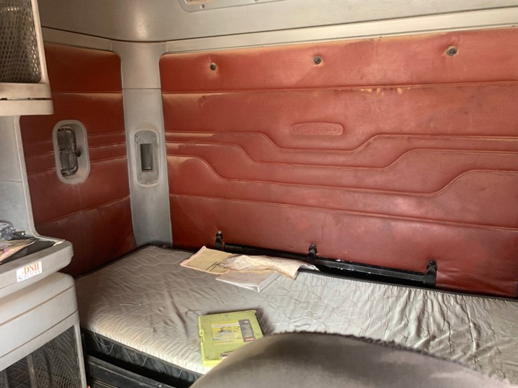 2008-freightliner-columbia-120-image-12