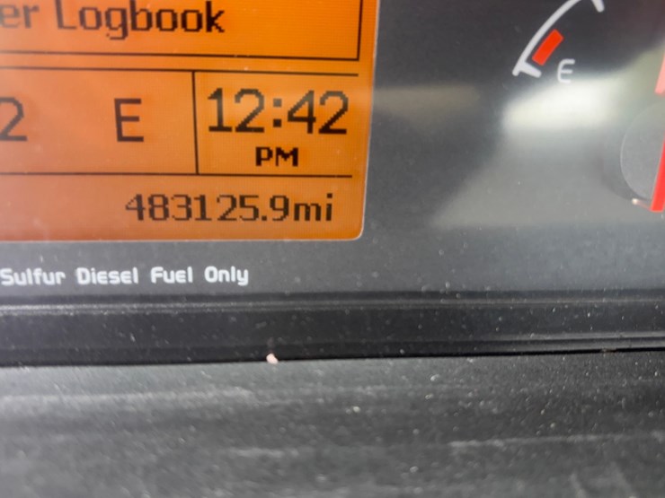 2015-volvo-vnl-semi-image-22