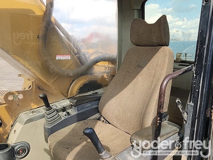 2005-caterpillar-330-image-45