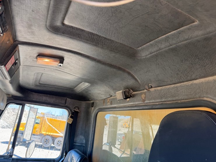 1995-mack-cl713-image-56