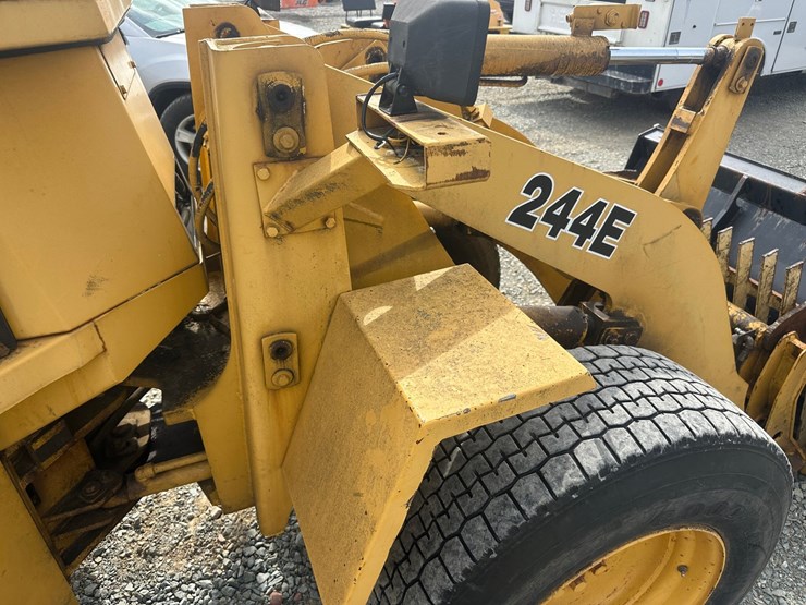 deere-244e-image-24