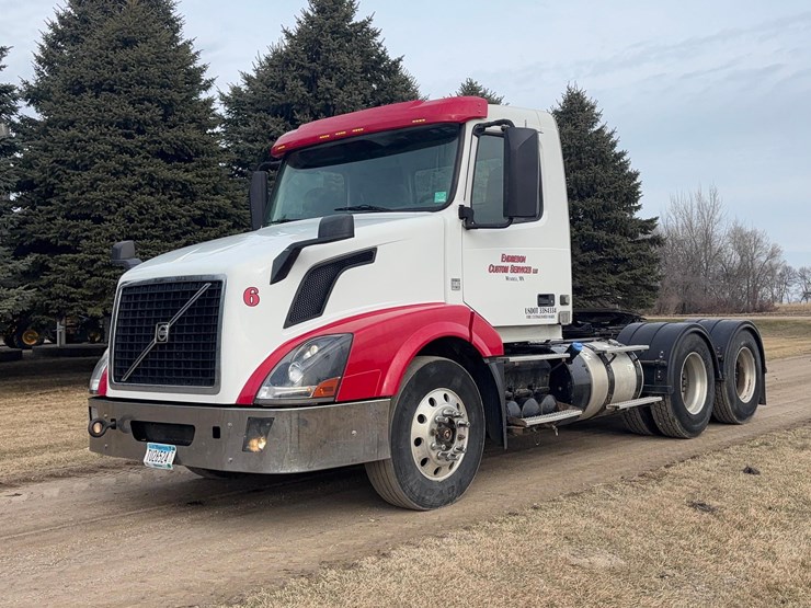 2015-volvo-vnl-semi-image-1