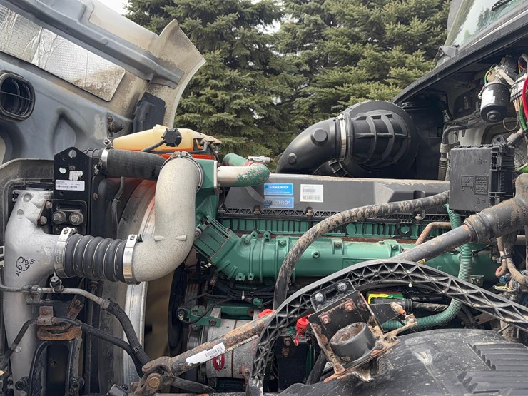 2015-volvo-vnl-semi-image-13