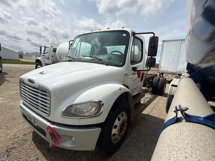 #1174-•-2015-freightliner-cab-and-chassis-image-1
