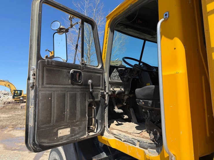 1995-mack-cl713-image-53