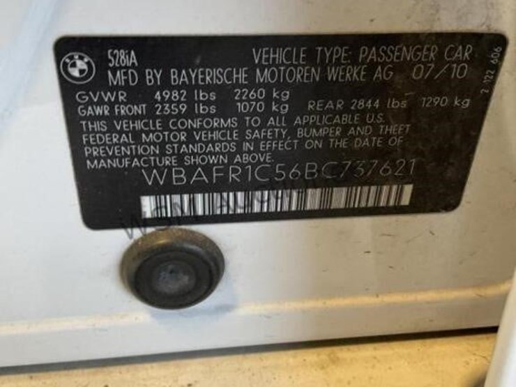 2011-bmw-528i-sdn-image-14