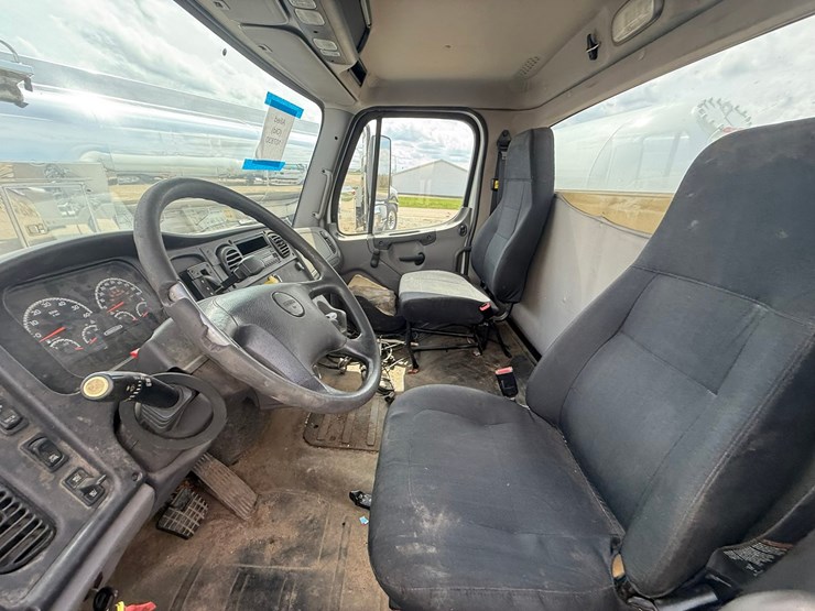 #1174-•-2015-freightliner-cab-and-chassis-image-55