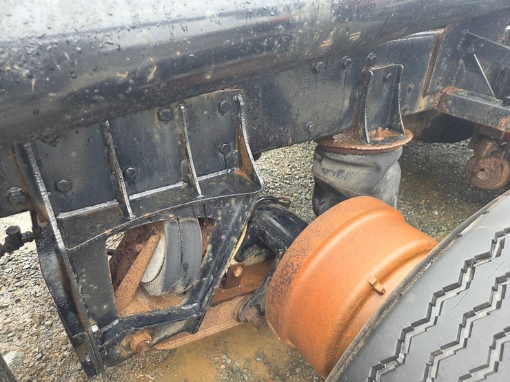 1995-peterbilt-357-image-42