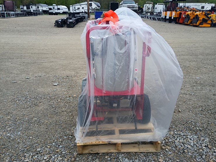 #24437-•-2026-magnum-4000-series-gold-hot-pressure-washer-image-7