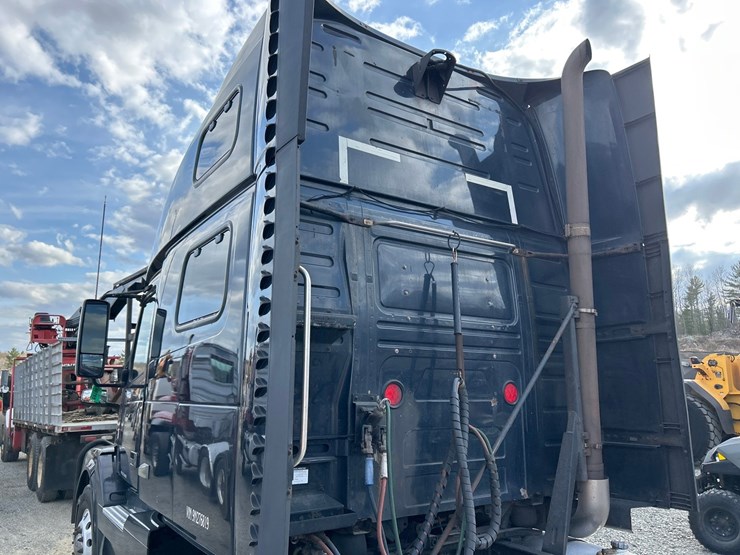 2009-volvo-10-image-16