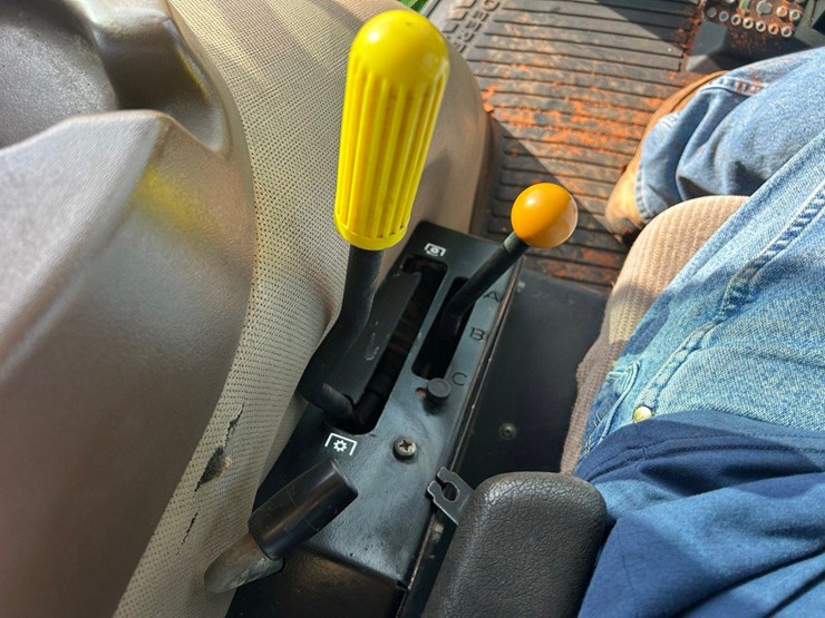 2010-john-deere-6115d-image-27