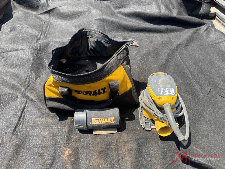 dewalt-electric-orbit-sander-with-filter-&-bag-image-1