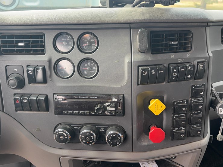 2015-peterbilt-579-image-11