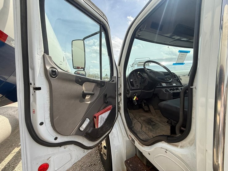 #1174-•-2015-freightliner-cab-and-chassis-image-54