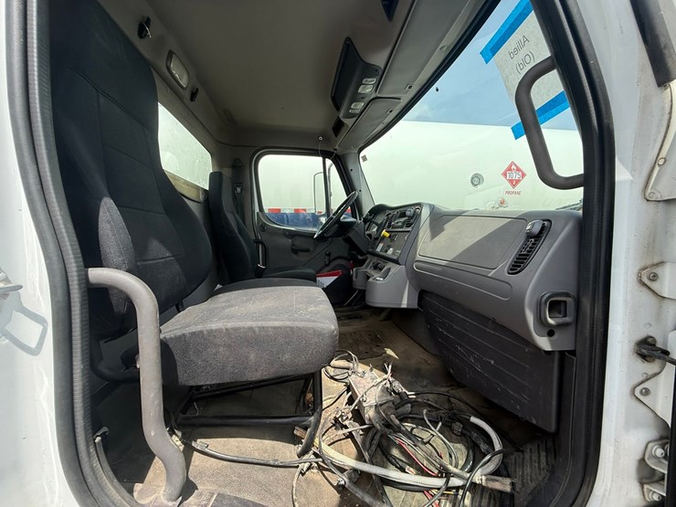 #1174-•-2015-freightliner-cab-and-chassis-image-52