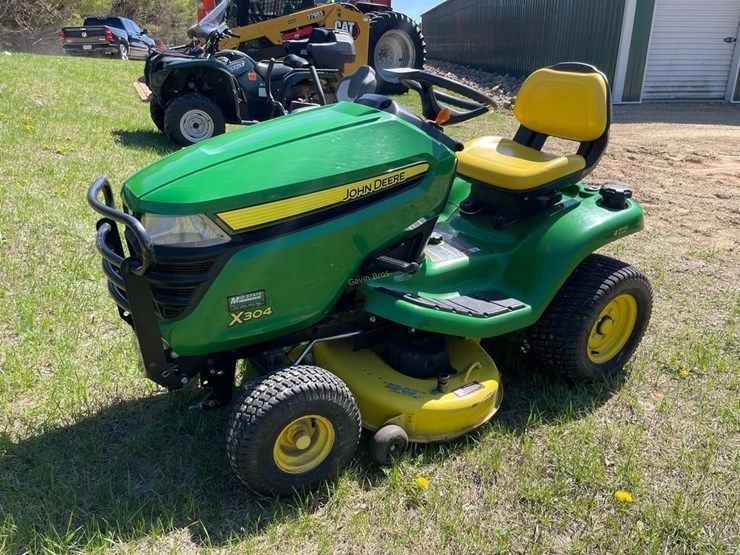 2014-john-deere-x304-image-3