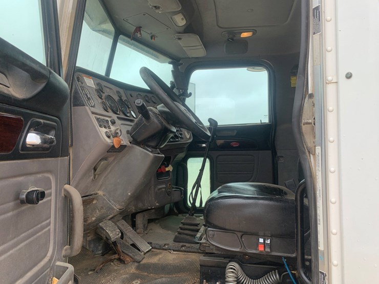 2013-peterbilt-367-image-13