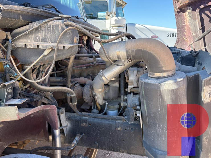 2001-freightliner-fl70-image-8