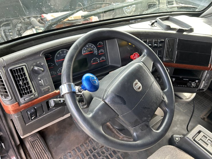 2009-volvo-10-image-55