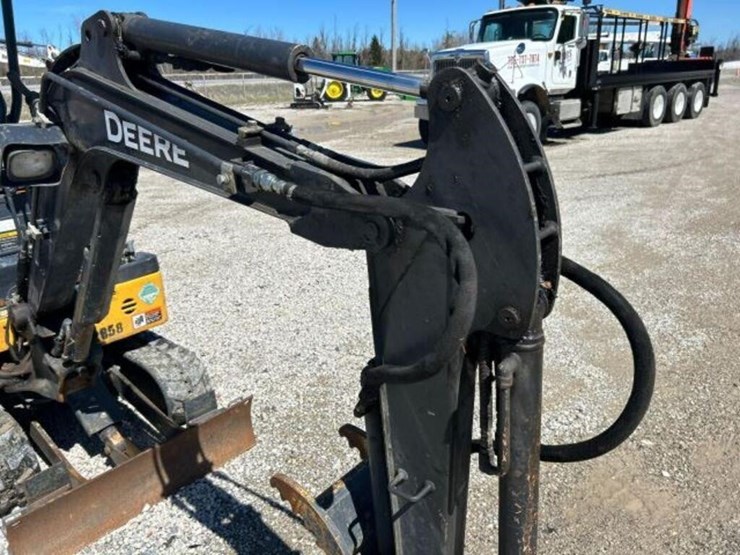 2019-deere-17g-image-21